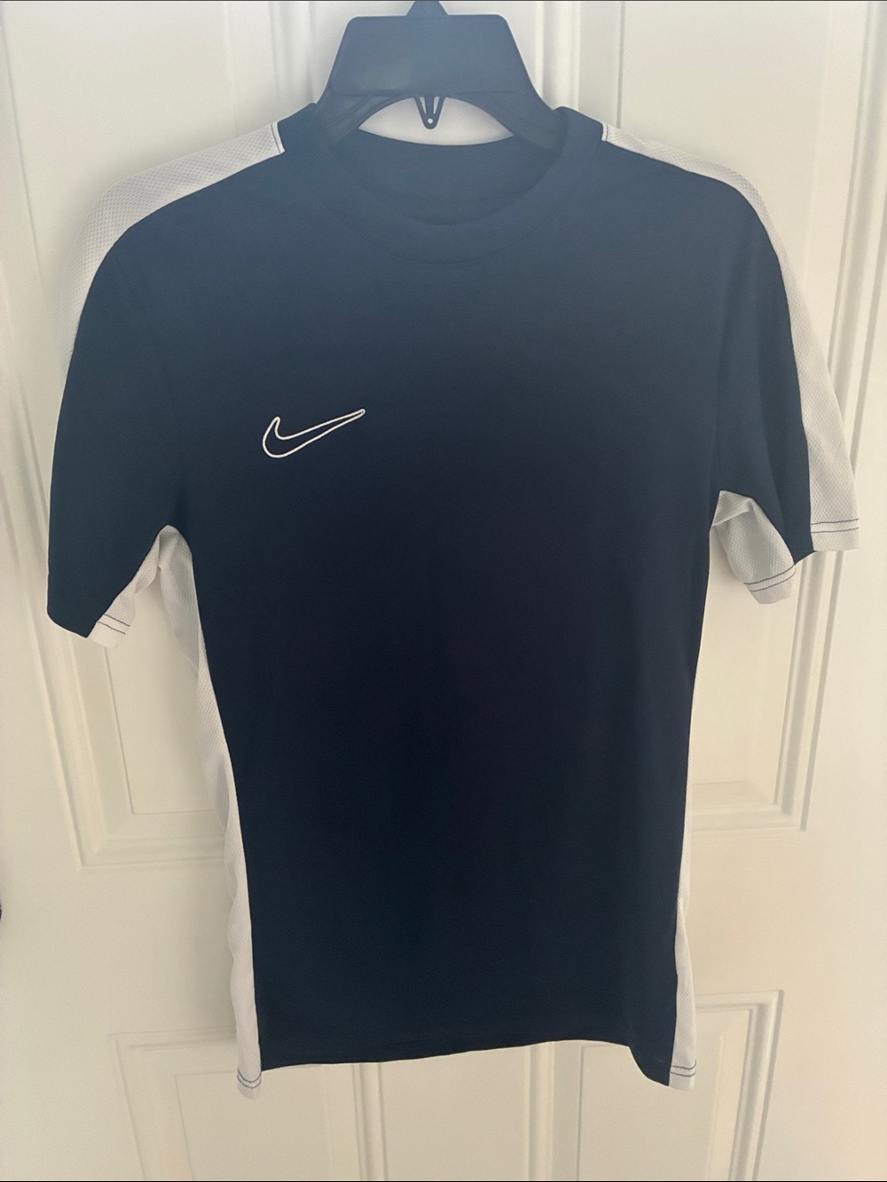 Men’s small Nike athletic shirt